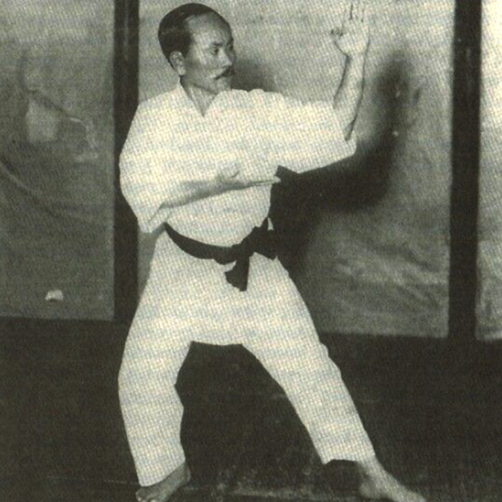 Retrato histórico de Gichin Funakoshi, fundador del Karate Shotokan